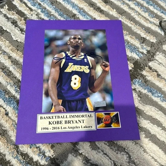 Kobe Bryant autographed Los Angeles Lakers photo - Picture 1 of 1